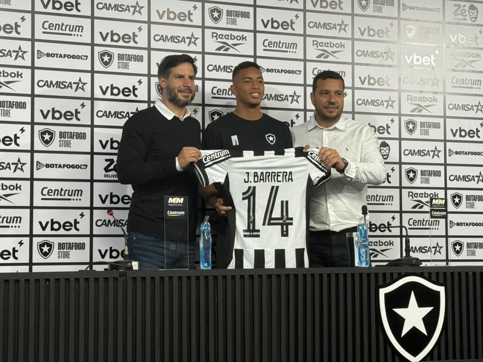 Barrera ao lado de Léo Coelho e Alessandro Brito, diretores do Botafogo (Foto: Leonardo Bessa/Lance!)