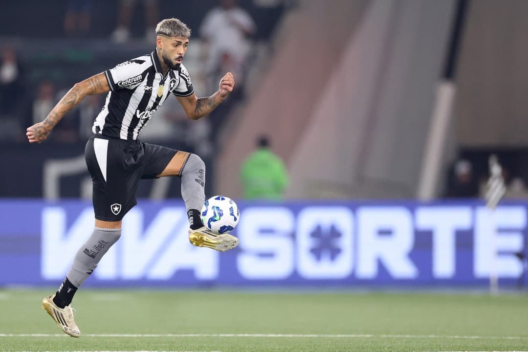 Alexander Barboza, zagueiro do Botafogo, em ação