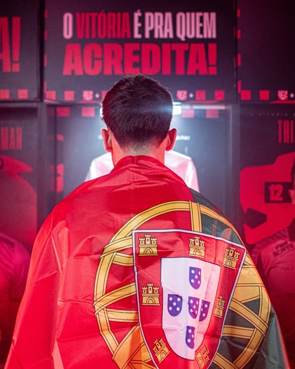 Rúben Ismael com a bandeira de Portugal (Foto: Victor Ferreira / EC Vitória)
