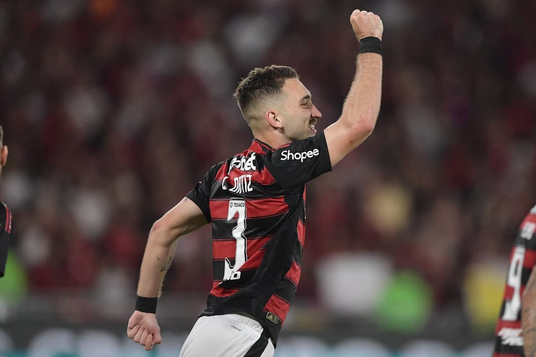 Léo Ortiz comemora seu gol no jogo do Flamengo contra o Atlético-MG no Maracanã
