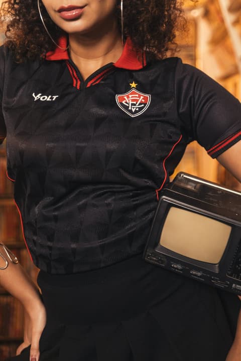 Modelo com o novo uniforme do Vitória na versão feminina (Foto: divulgação)