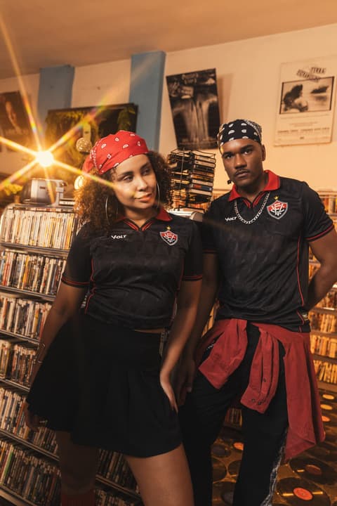 Modelos com o novo uniforme do Vitória na versão feminina e masculina (Foto: divulgação)