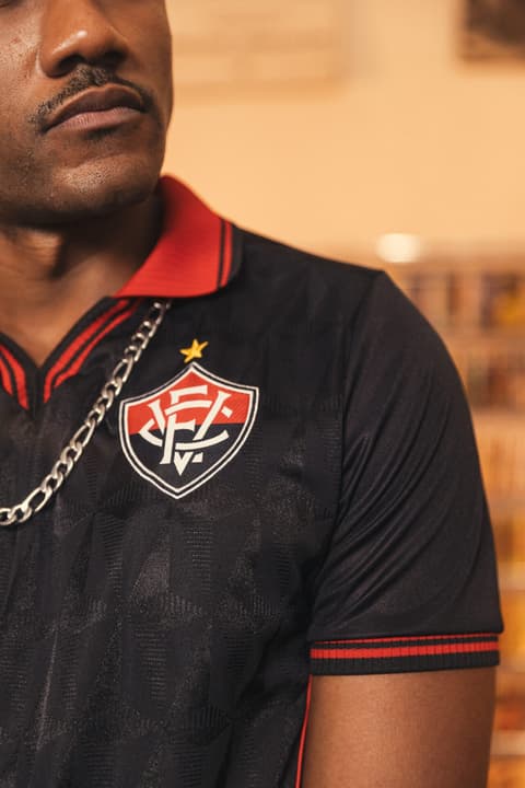 Detalhes da gola e da manga no novo uniforme do Vitória (Foto: divulgação)