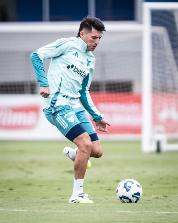 Zagueiro Villalba, do Cruzeiro, em treino na Toca da Raposa (Foto: Gustavo Aleixo/Cruzeiro)