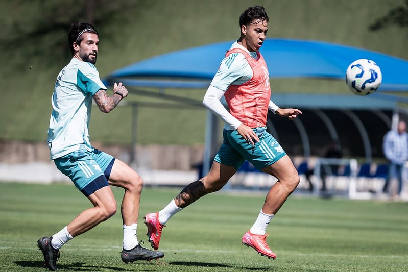 Atacantes Lautaro Diaz e Kaio Jorge do Cruzeiro em treino na Toca da Raposa (Foto: Gustavo Aleixo/Cruzeiro)
