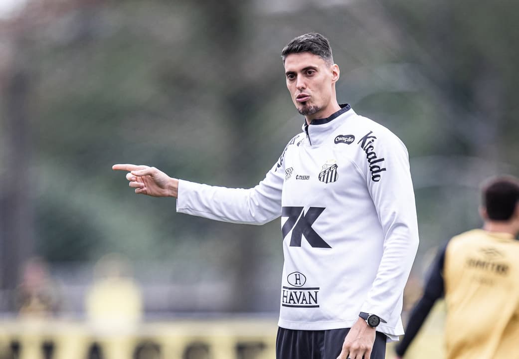 Matheus Bachi comandou atividade no Santos (Foto: Raul Baretta/ Santos)