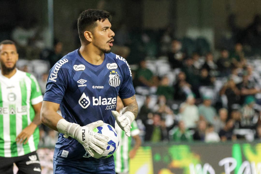 João Paulo entrou em campo contra o Coritiba em amistoso (Foto: Robson Mafra/AGIF)