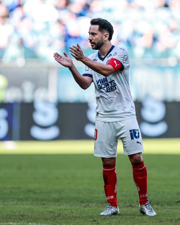 Everton Ribeiro dá instruções para o Bahia (Foto: Giancarlo Santorum/AGIF)