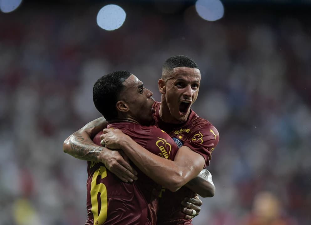 Juba e Jean Lucas comemoram gol contra o Fluminense (Foto: Jhony Pinho/AGIF)
