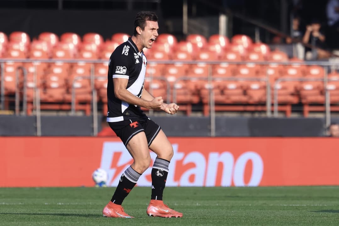 Lucas Piton comemora gol do Vasco diante do Santos (Foto: Marcello Zambrana/AGIF)
