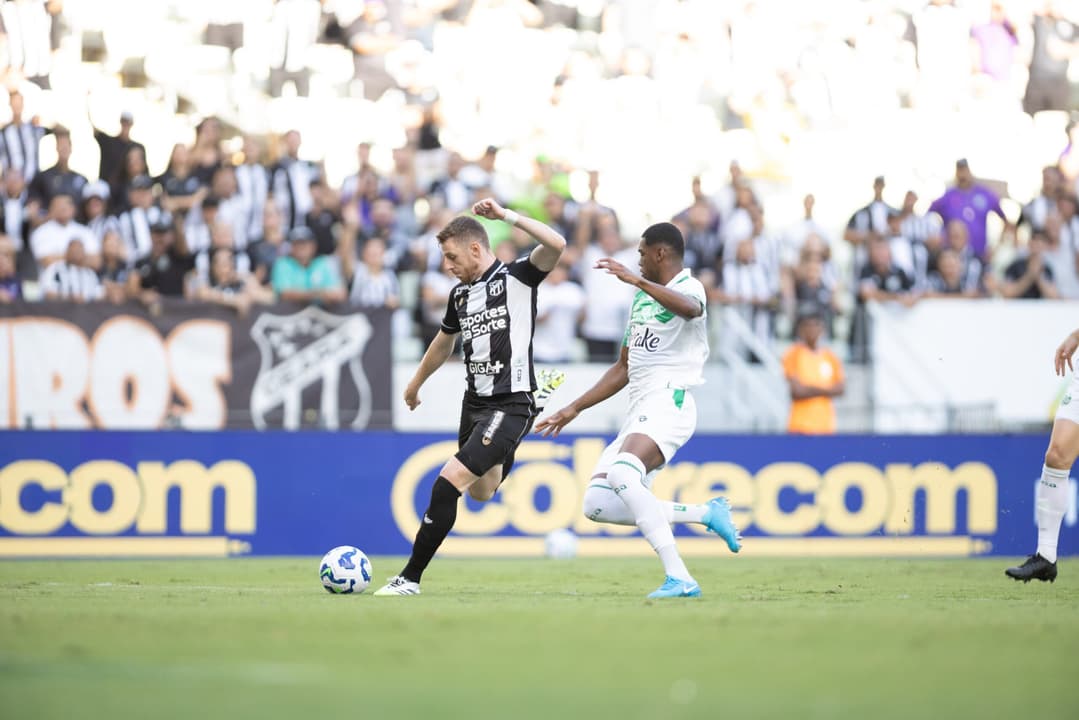 Aylon, do Ceará, em jogo contra o Juventude (Foto: Baggio Rodrigues/AGIF)