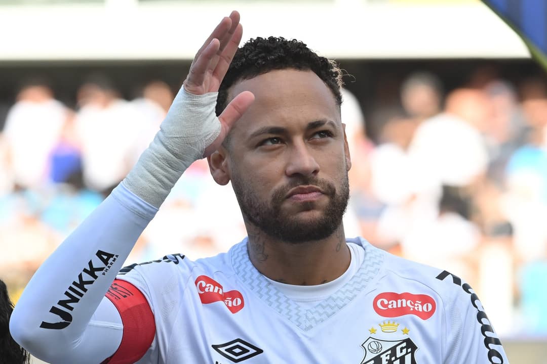 Neymar em ação pelo Santos contra o Fluminense