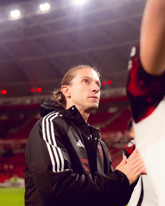 Filipe Luís celebra vitória do Flamengo sobre o Internacional