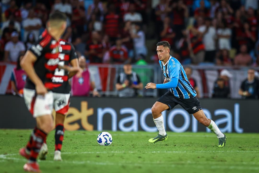 Erick Noriega com a bola no empate do Grêmio com o Flamengo. (Foto: Lucas Uebel/Grêmio FBPA)