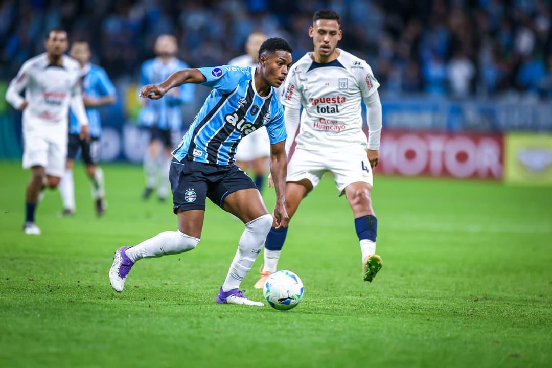 Noriega marca Riquelme no jogo entre Alianza Lima e Grêmio pela Copa Sul-Americana. (Foto: Lucas Uebel/Grêmio FBPA)