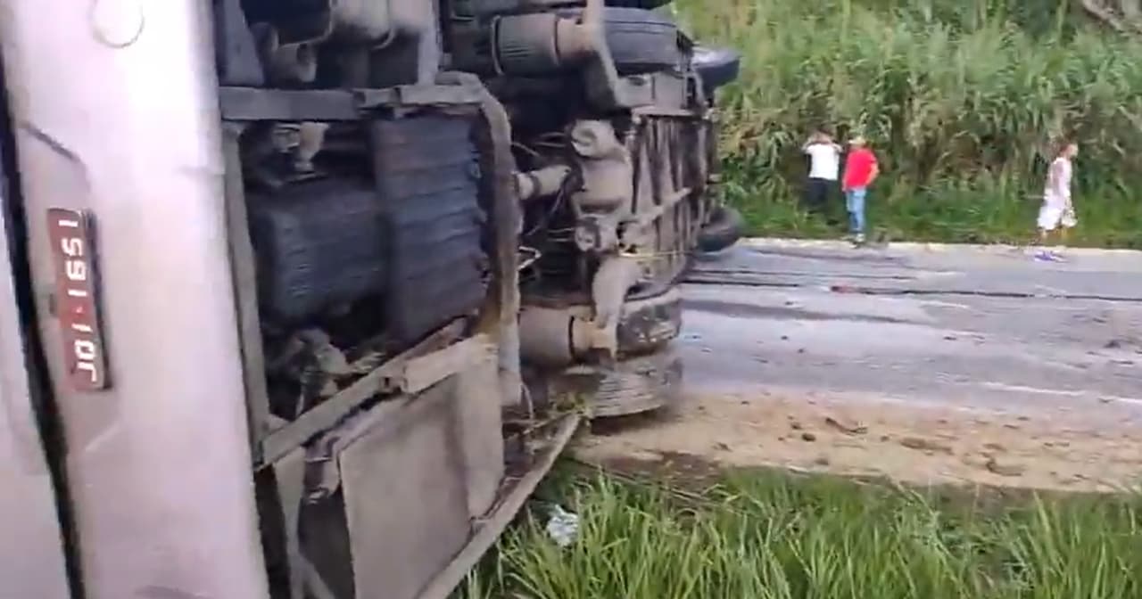 Ônibus com torcedores do Bahia capota (Foto: reprodução)