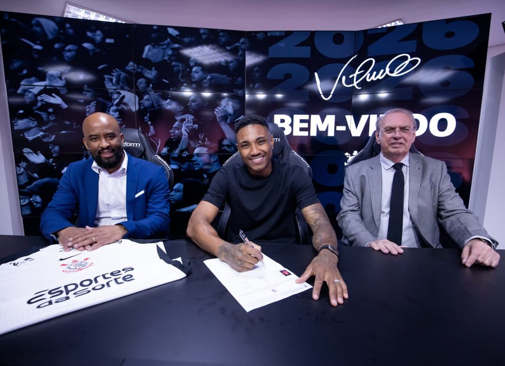 Vitinho assina contrato com o Corinthians (Foto: Rodrigo Coca / Agência Corinthians)