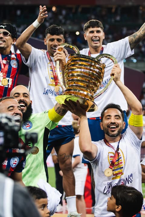 Jogadores do Bahia levantam a taça da Copa do Nordeste (Foto: Letícia Martins / EC Bahia)