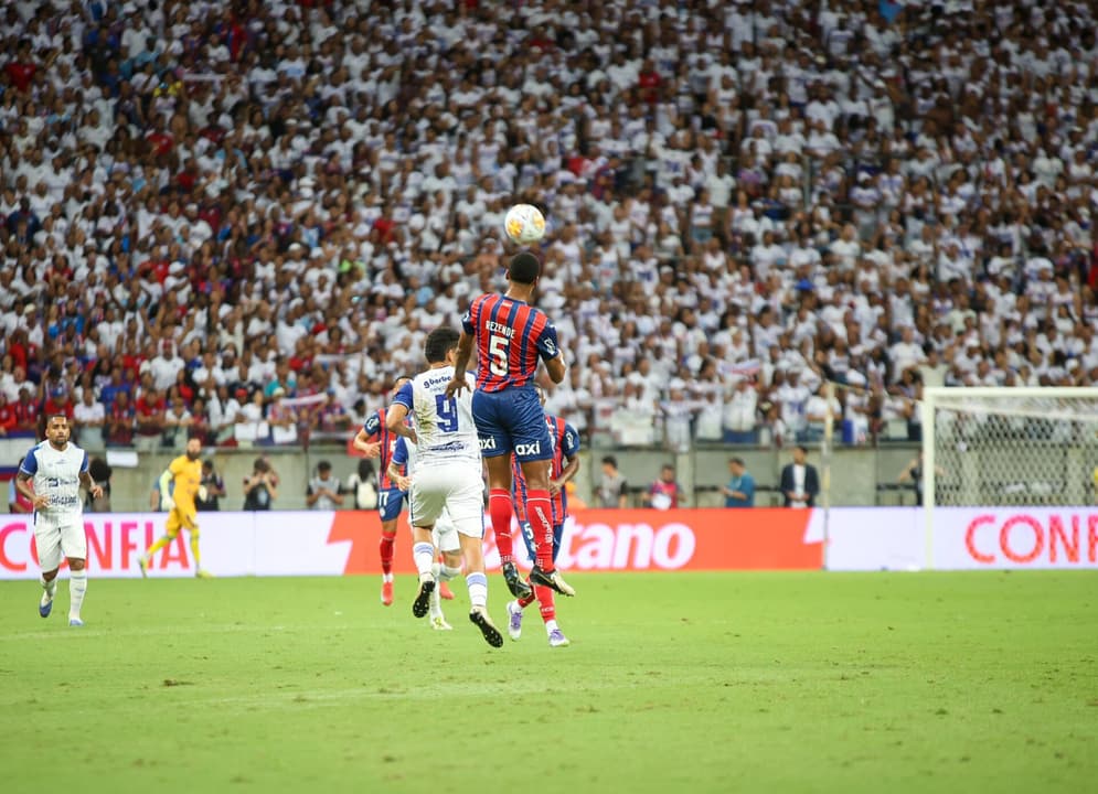 Rezende disputa bola pelo alto contra o Confiança (Foto: Marcio Jose/AGIF)
