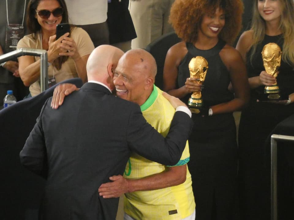 Campeões mundiais pela Seleção Brasileira são homenageados pela Fifa no Maracanã