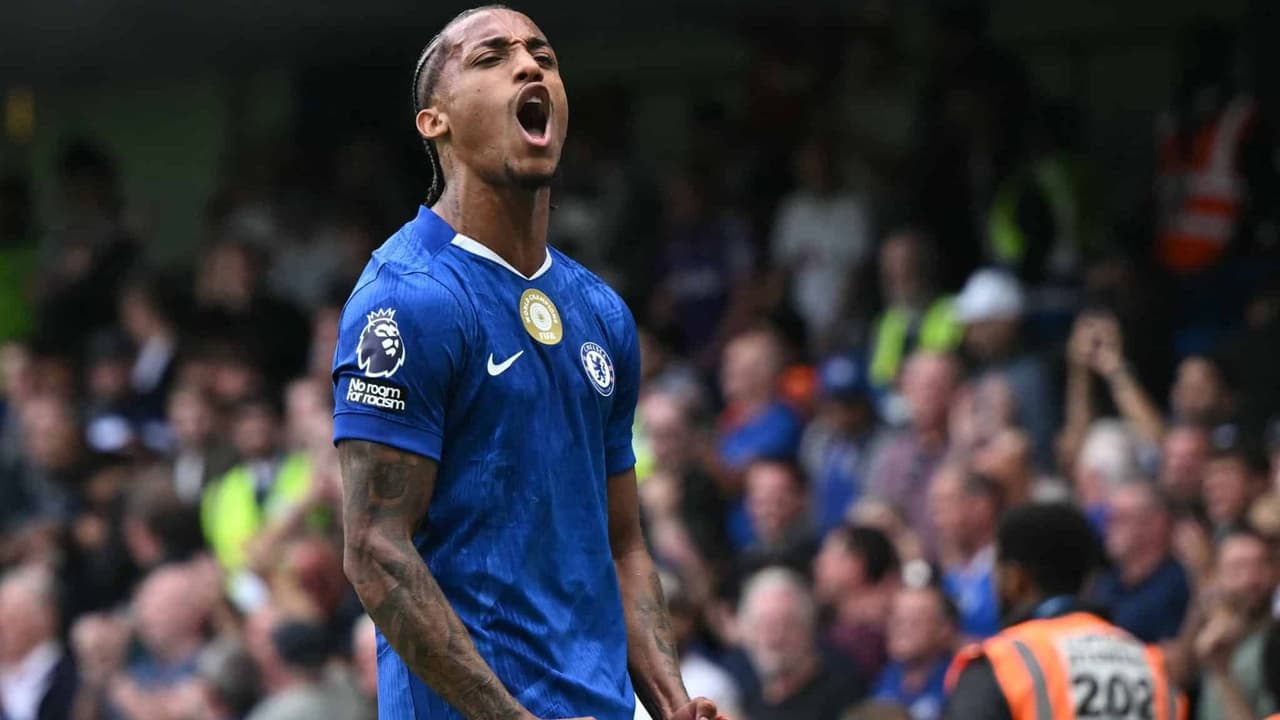 Torcedores mandam recado para Ancelotti após gol de João Pedro: 'Dor de cabeça'