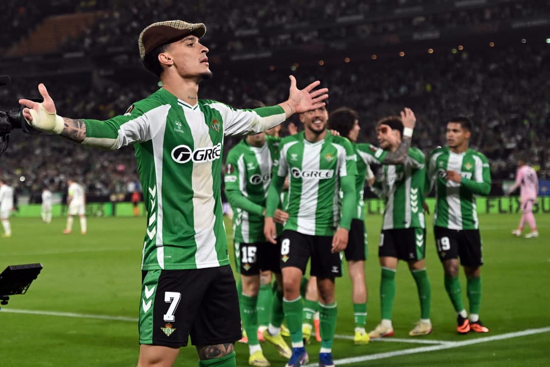 Antony comemorando o gol marcado na Europa League (Foto: Cristina Quicler/AFP)