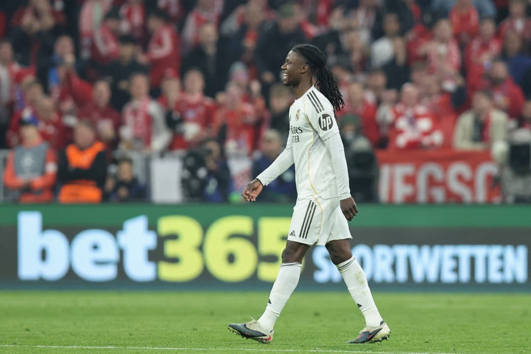 Camavinga se despedindo do campo após a expulsão em Real Madrid x Bayern de Munique (Foto: Alexandra Beier/AFP)