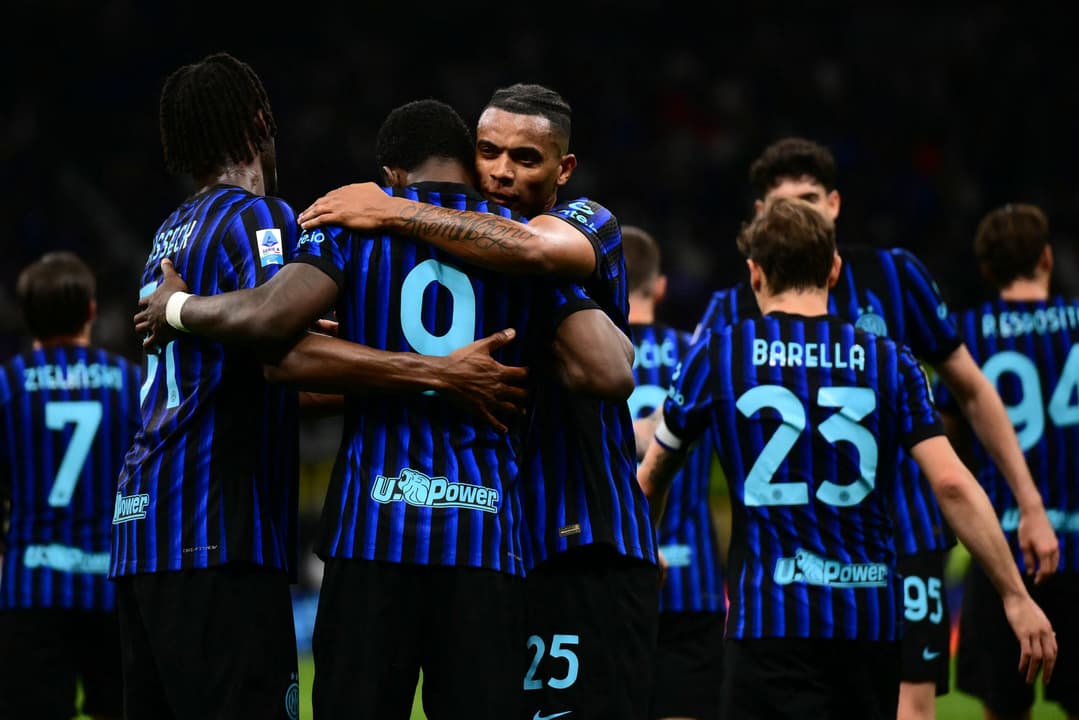 Jogadores da Inter de Milão comemoram gol de Thuram sobre o Parma, pelo Campeonato Italiano