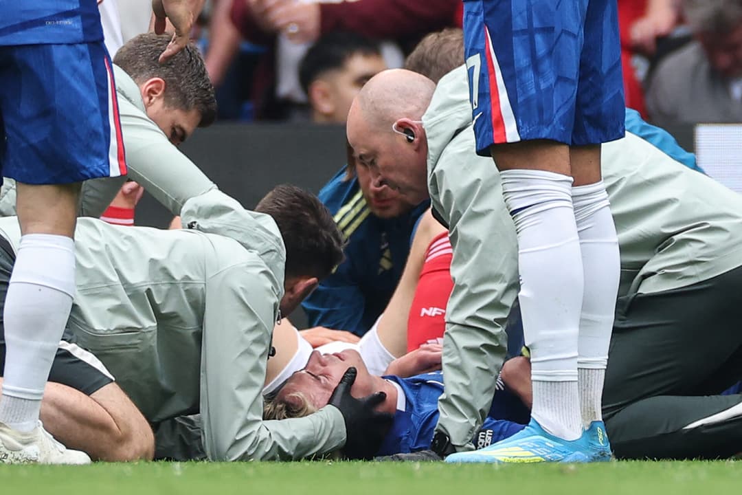 Jovem do Chelsea cai desacordado em campo, recebe atendimento médico e mobiliza comoção em jogo da Premier League