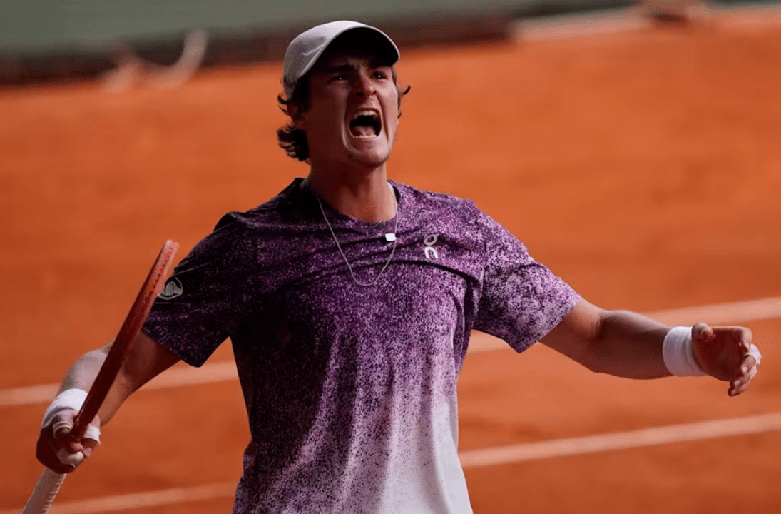 A emoção de João Fonseca em um dos pontos na vitória sobre Novak Djokovic (Foto: Pierre Froger / FFT)