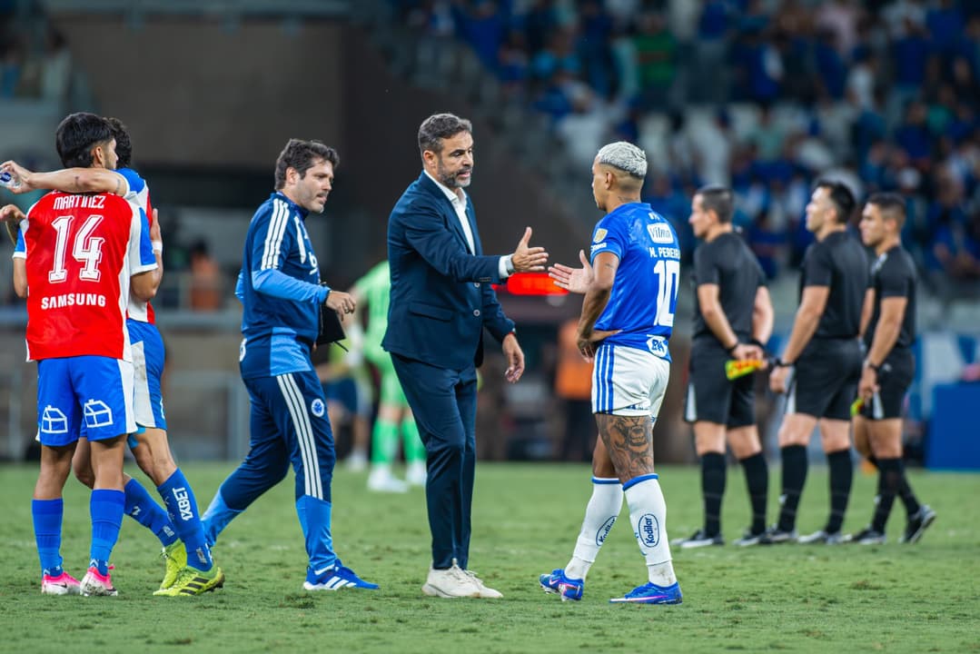 Matheus Pereira e Artur Jorge se cumprimentam em jogo da Libertadores (Foto: Diego Tavares/Thenews2/Folhapress)