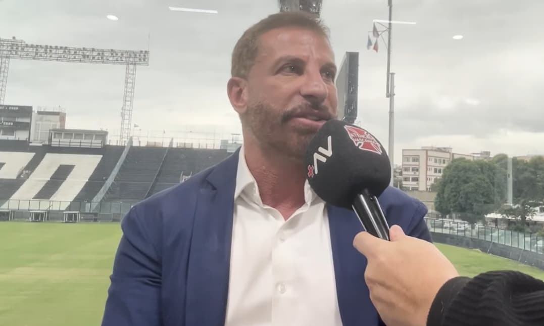 Presidente Pedrinho concede entrevista após afastamento da SAF do Vasco, ao fundo está o estádio de São Januário