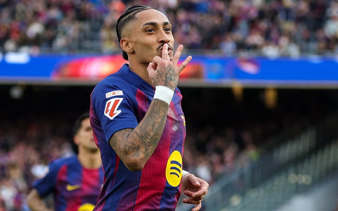 Raphinha-comemora-hat-trick-na-vitoria-do-Barcelona-sobre-o-Sevilla-pela-La-Liga-aspect-ratio-512-320