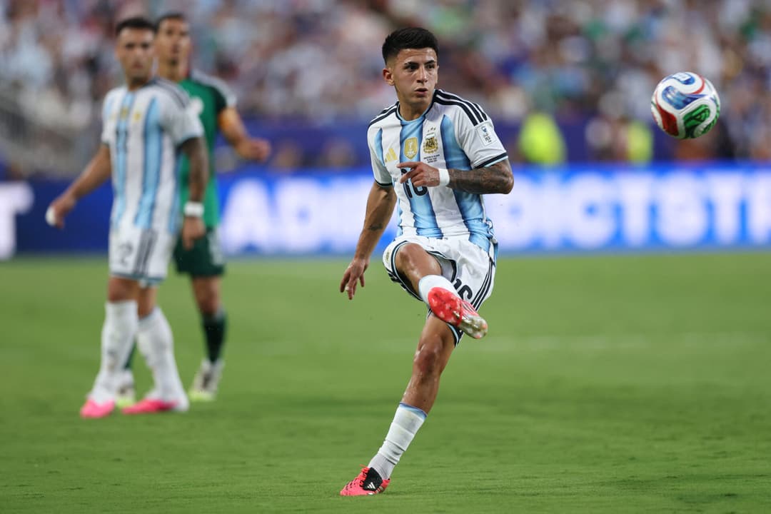 Thiago Almada em ação pela Argentina contra a Argélia na estreia da Copa do Mundo