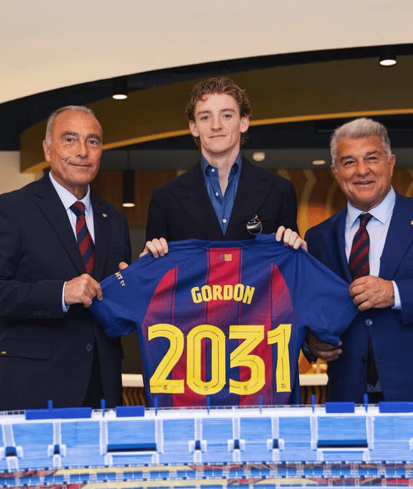 Anthony Gordon em apresentação ao Barcelona