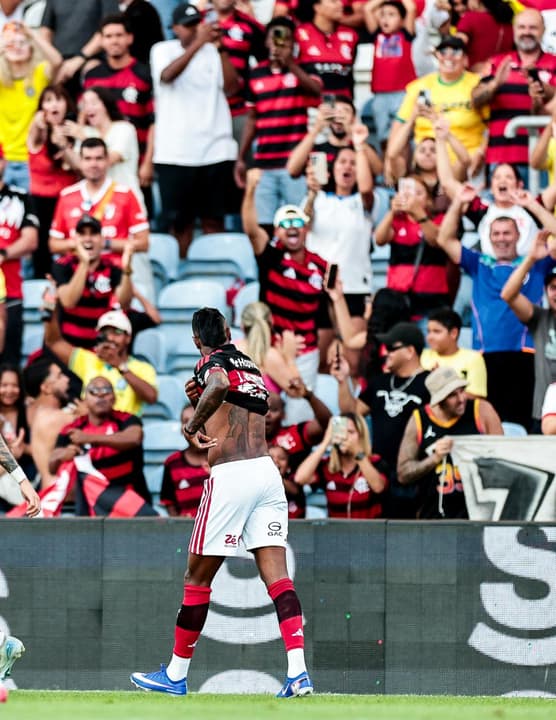 Bruno Henrique mostra tatuagem de título para torcida do River Plate após fazer gol