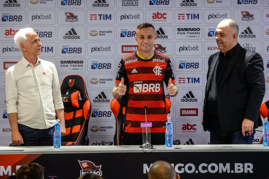 Cebolinha em sua apresentação com a camisa do Flamengo
