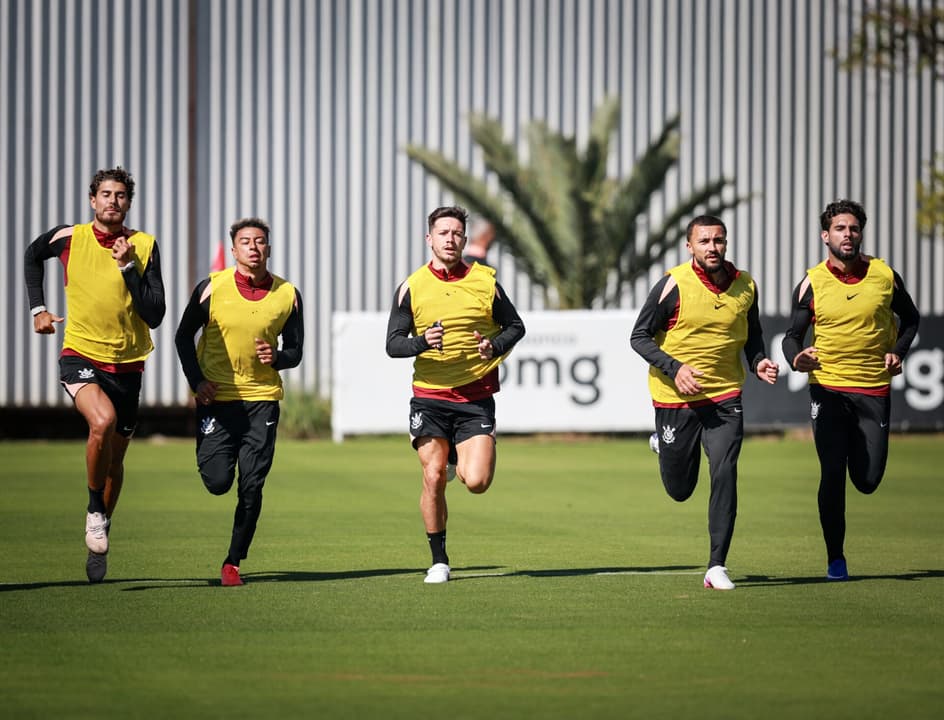 Elenco do Corinthians durante trabalho no CT