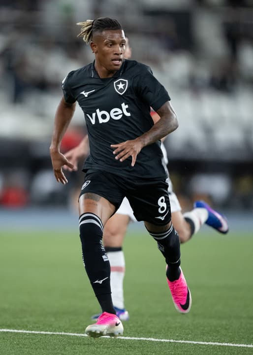 Danilo em ação pelo Botafogo contra o Vitória