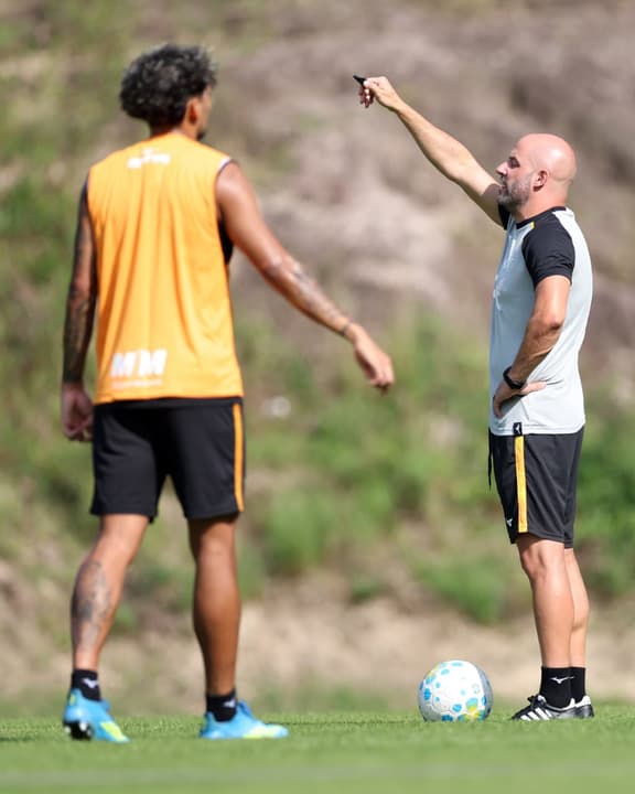 Franclim Carvalho, técnico do Botafogo, orientando time em treino