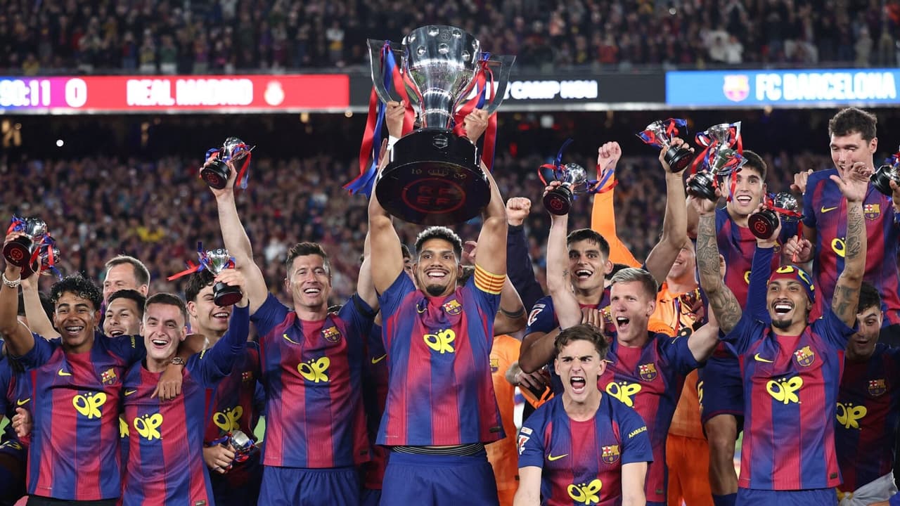 Jogadores do Barcelona celebram título da La Liga após vitória sobre o Real Madrid