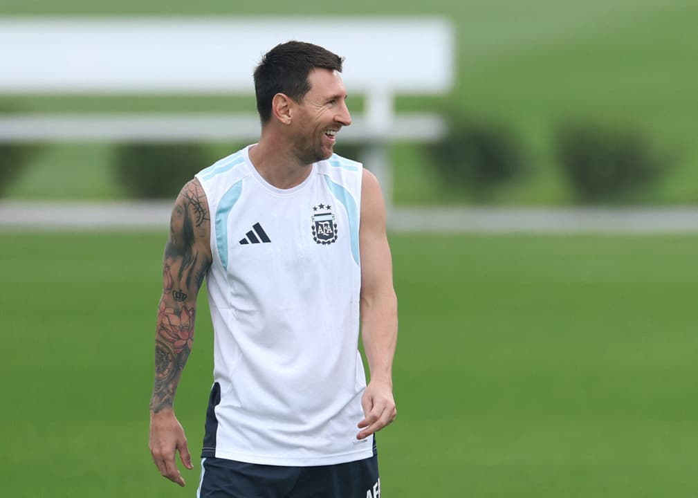 Lionel Messi sorri em treino da Argentina antes da final contra a Espanha na Copa do Mundo