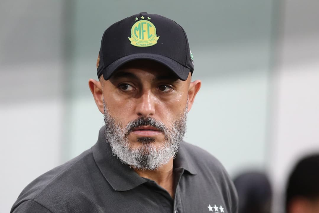 Rafael Guanaes com o boné do Mirassol
