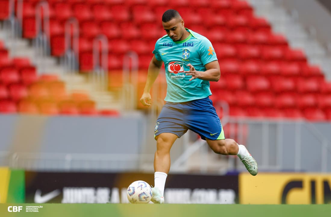 Murillo em ação em treino da Seleção Brasileira em Brasília