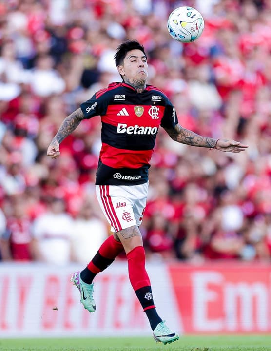 Pulgar vestindo a camisa rubro-negra do Flamengo 