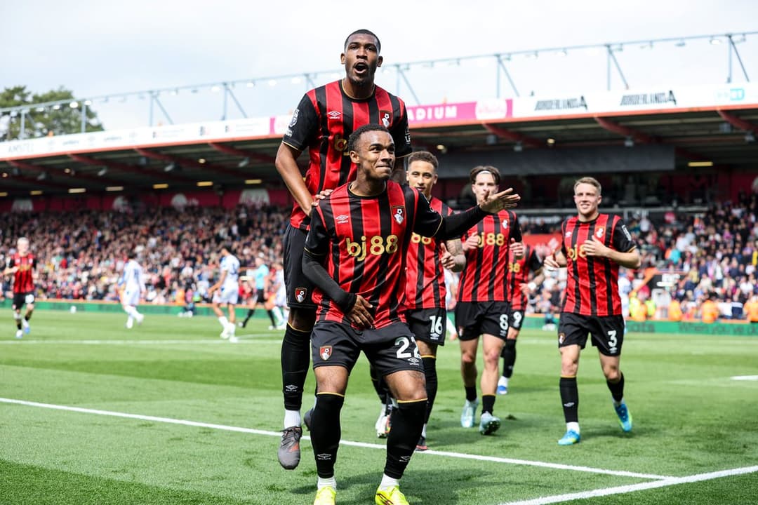 Eli Junior Kroupi e Rayan comemoram gol do Bournemouth