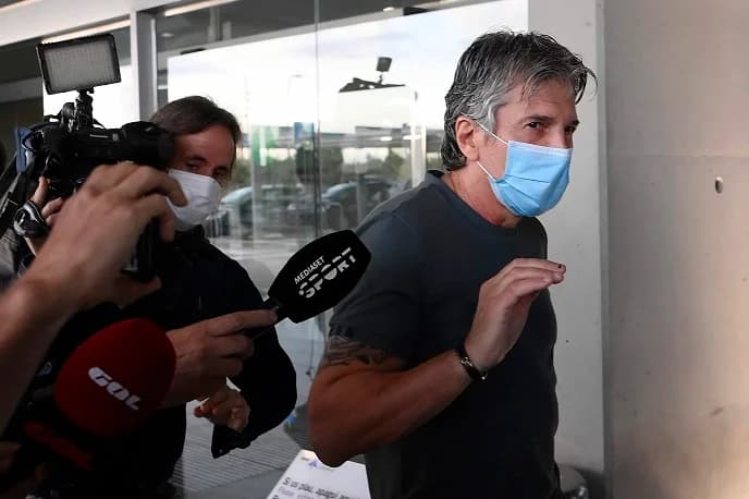 Jorge Messi em chegada no aeroporto de Barcelona em 2020