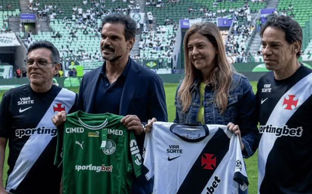 Da direita para a esquerda: Mário Junqueira, da Almirante S.A, Admar Lopes, Leila Pereira e Marcos Lamacchia posam para foto com Leila Pereira no estádio do Palmeiras