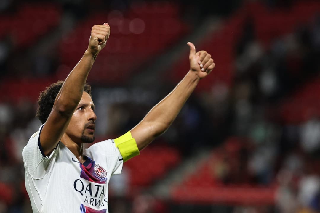Marquinhos faz sinal de positivo para a torcida do PSG no jogo contra o Rennes, pela Ligue 1