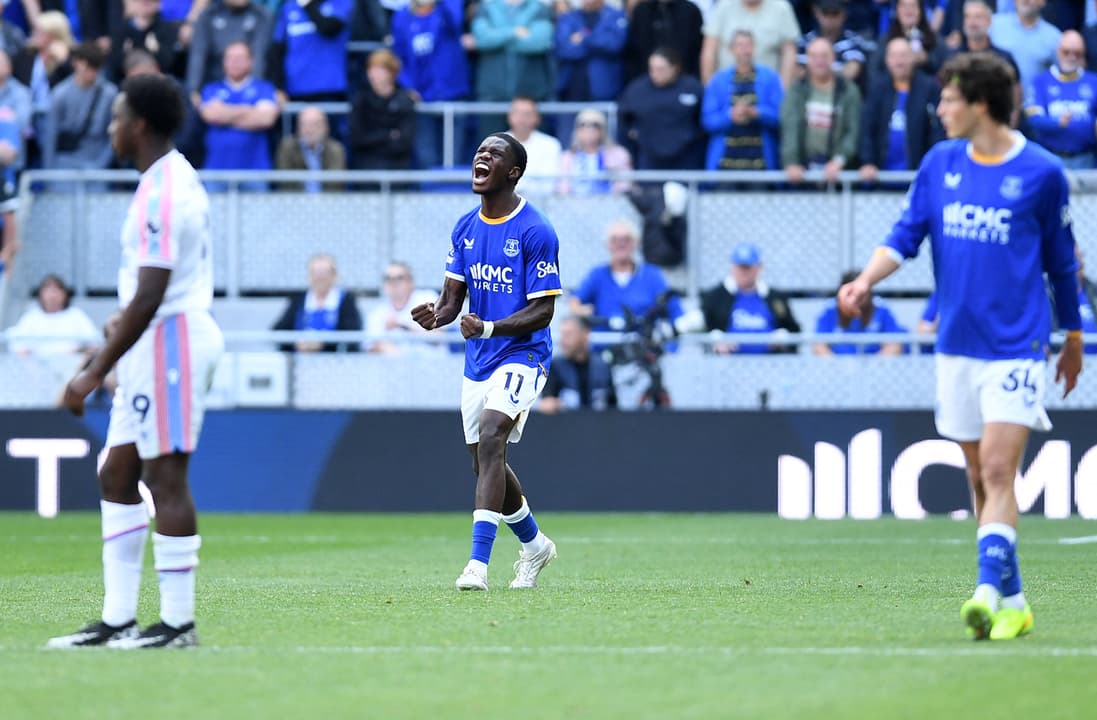 Thierno Barny comemorando o gol marcado no duelo entre Everton e Crystal Palace.